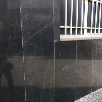 سنگ گرانیت مشکی با خطوط سفید نامنظم جهت نما