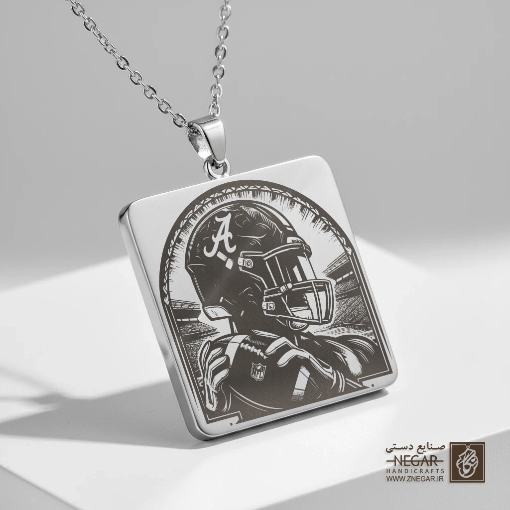 گردنبند طرح کلاه کاسکت ورزشی  (حکاکی لیزری فایبر، مدل قاب مربع) کد 500058