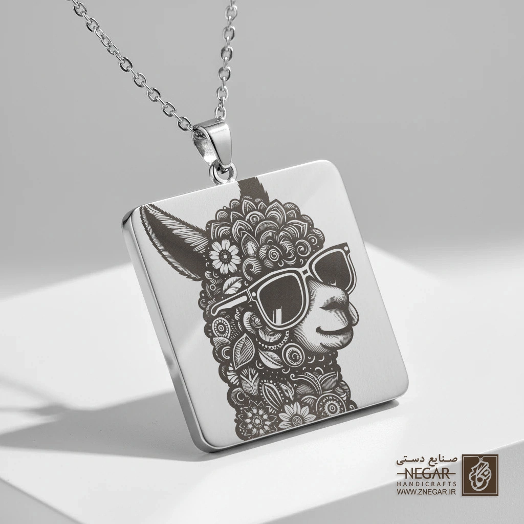 گردنبند طرح تابلو آلپاکا با عینک آفتابی (Alpaca Sunglasses) (حکاکی لیزری فایبر، مدل قاب مربع) کد 500