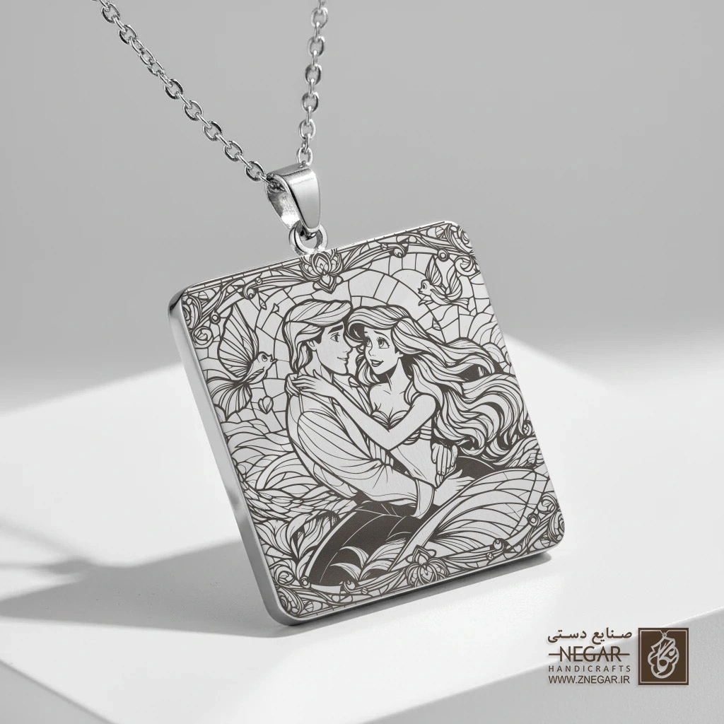 گردنبند طرح عاشقانه پری دریایی و پرنس (حکاکی لیزری فایبر، مدل قاب مربع) کد 500095