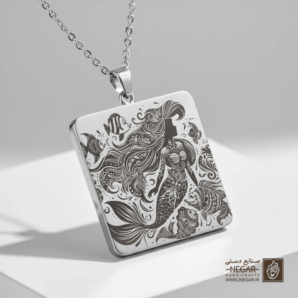 گردنبند طرح ملکه اقیانوس (پری دریایی) (حکاکی لیزری فایبر، مدل قاب مربع) کد 500099
