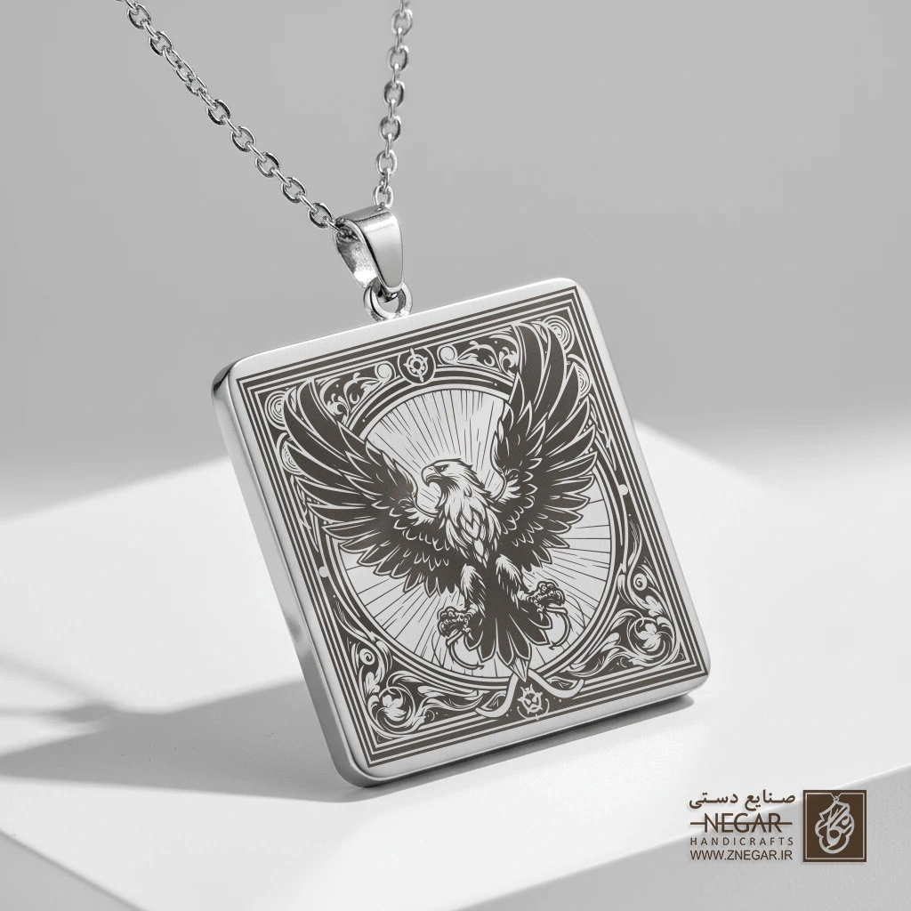 گردنبند طرح عقاب نشسته (نماد اقتدار) (حکاکی لیزری فایبر، مدل قاب مربع) کد 500176