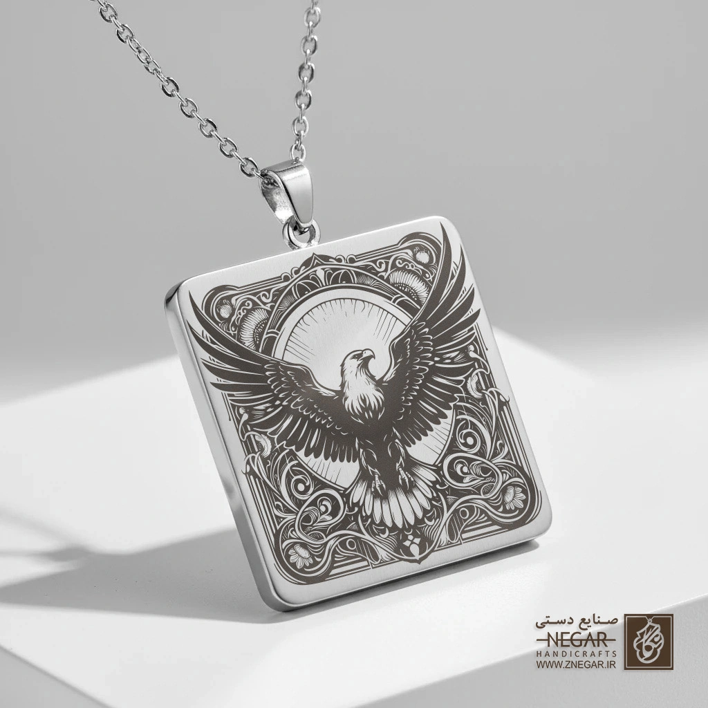 گردنبند طرح عقاب در قاب گوتیک (حکاکی لیزری فایبر، مدل قاب مربع) کد 500179