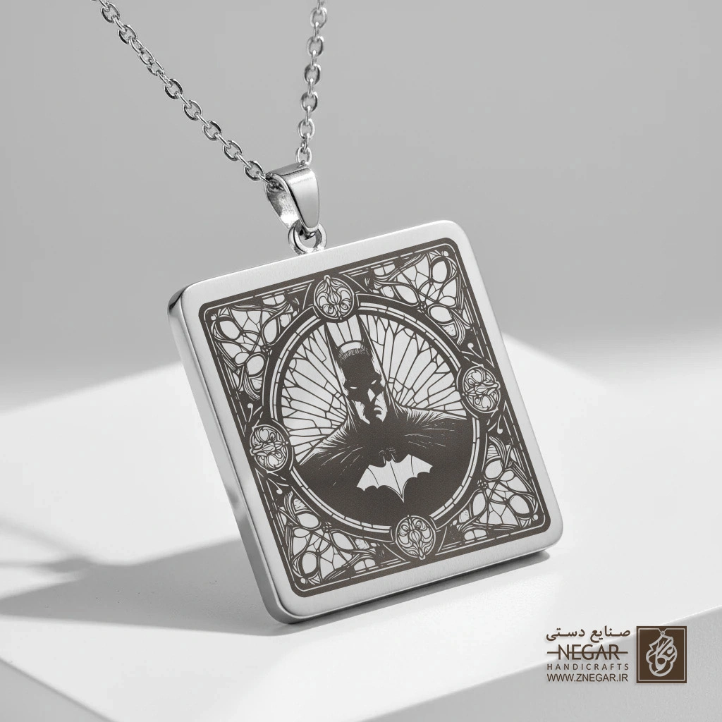 گردنبند طرح لوگوی بتمن و ساختمان (حکاکی لیزری فایبر، مدل قاب مربع) کد 500227