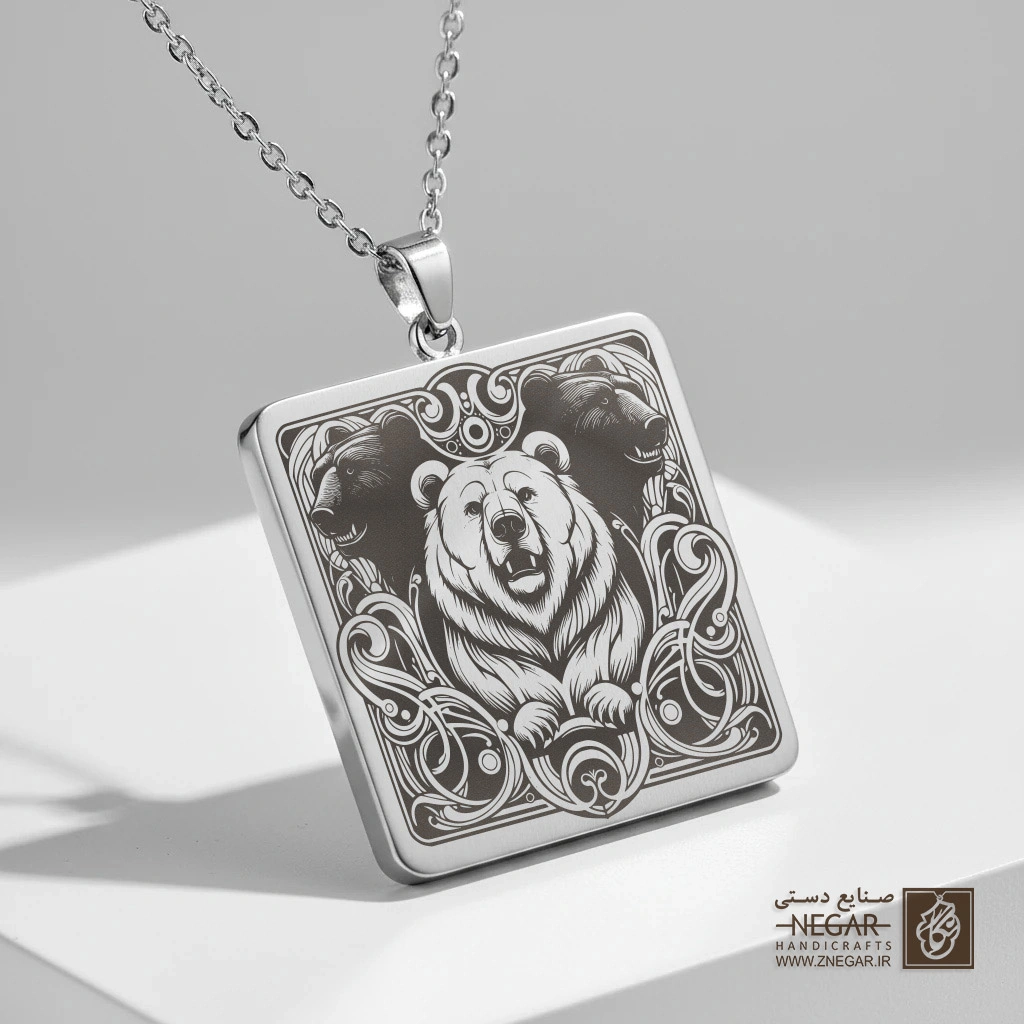 گردنبند طرح پرتره خرس و نقوش سنتی (حکاکی لیزری فایبر، مدل قاب مربع) کد 500246