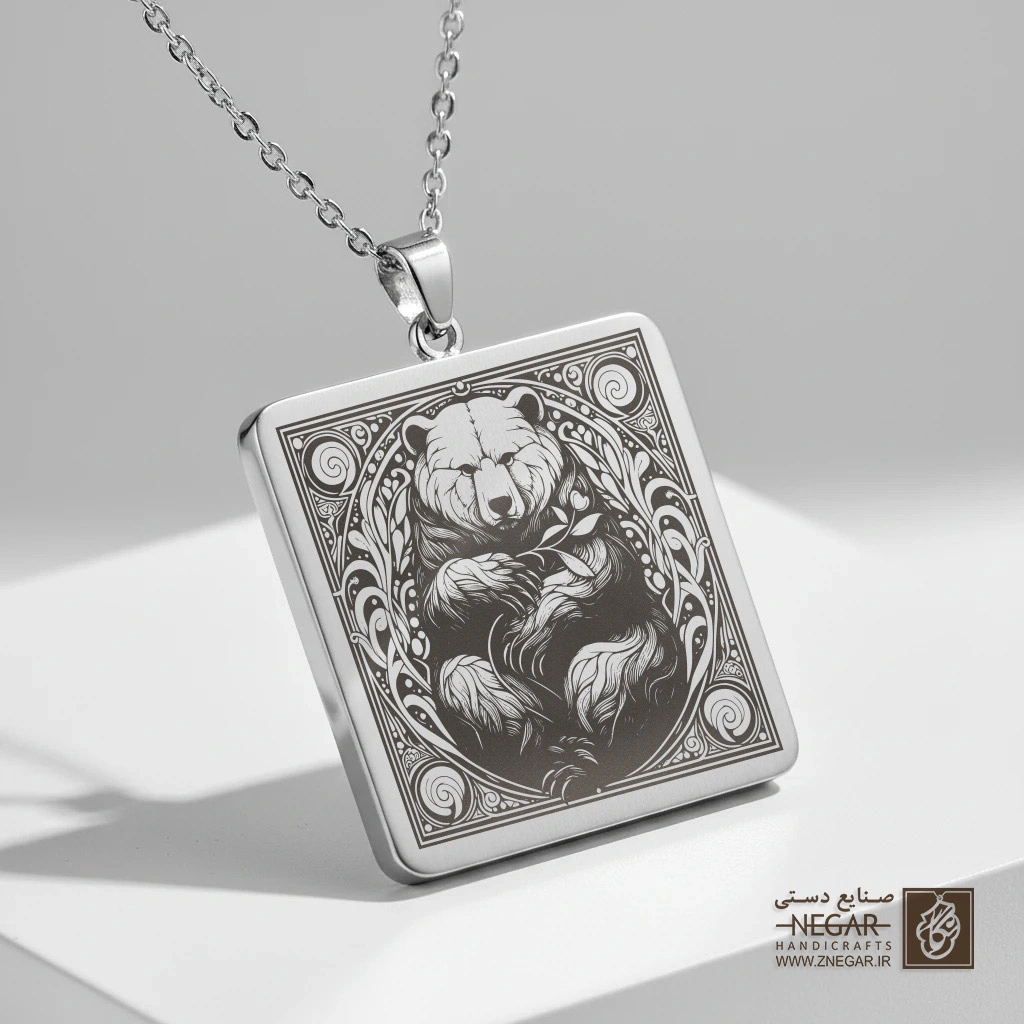 گردنبند طرح خرس خفته ( فانتزی) (حکاکی لیزری فایبر، مدل قاب مربع) کد 500250