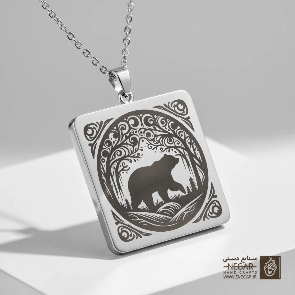 گردنبند طرح خرس و منظره کوهستان (حکاکی لیزری فایبر، مدل قاب مربع) کد 500254