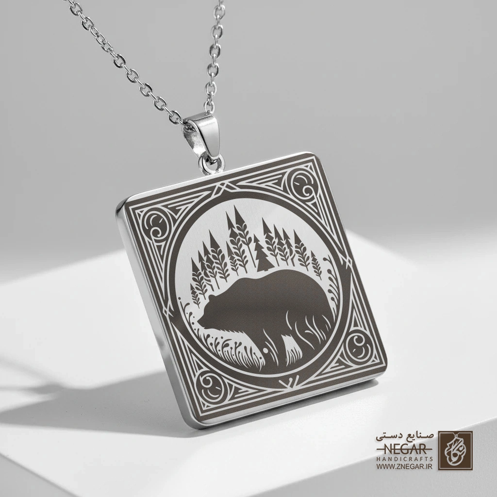 گردنبند طرح خرس و حاشیه درختی (حکاکی لیزری فایبر، مدل قاب مربع) کد 500255