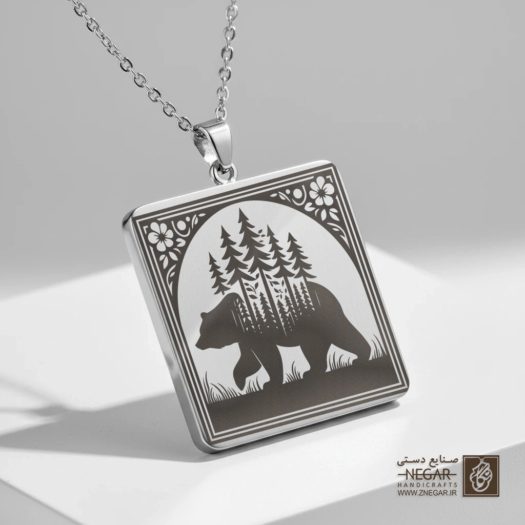 گردنبند طرح خرس سیاه و جنگل (حکاکی لیزری فایبر، مدل قاب مربع) کد 500256