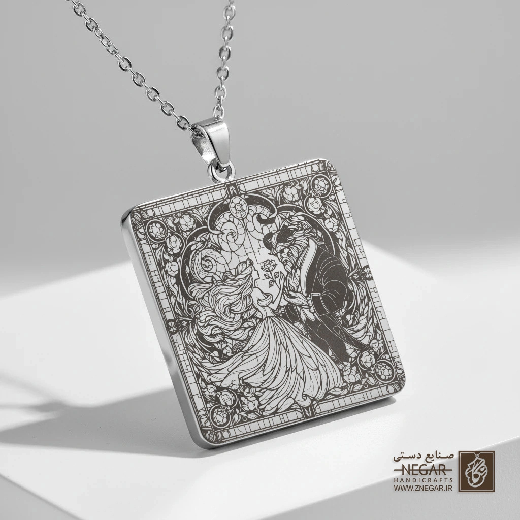 گردنبند طرح کتاب داستان دیو و دلبر (حکاکی لیزری فایبر، مدل قاب مربع) کد 500300