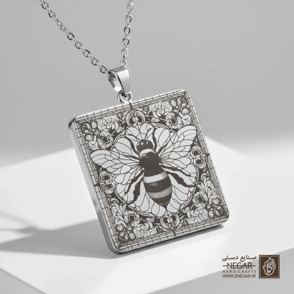 گردنبند طرح زنبور عسل رئال (حکاکی لیزری فایبر، مدل قاب مربع) کد 500350