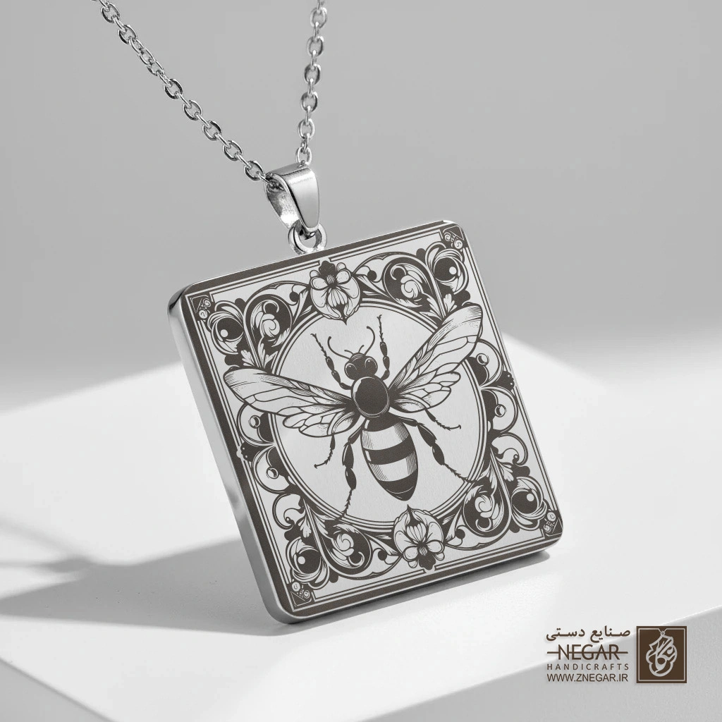 گردنبند طرح زنبور عسل سلطنتی (حکاکی لیزری فایبر، مدل قاب مربع) کد 500353