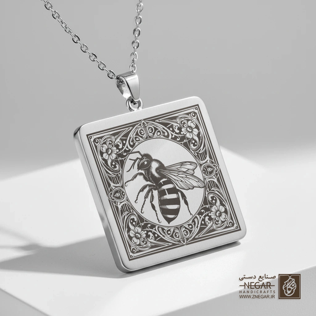 گردنبند طرح زنبور عسل گرافیکی (حکاکی لیزری فایبر، مدل قاب مربع) کد 500357