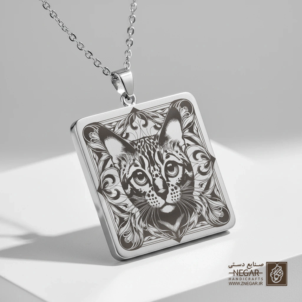 گردنبند طرح چهره گربه در قاب هنری (حکاکی لیزری فایبر، مدل قاب مربع) کد 500390
