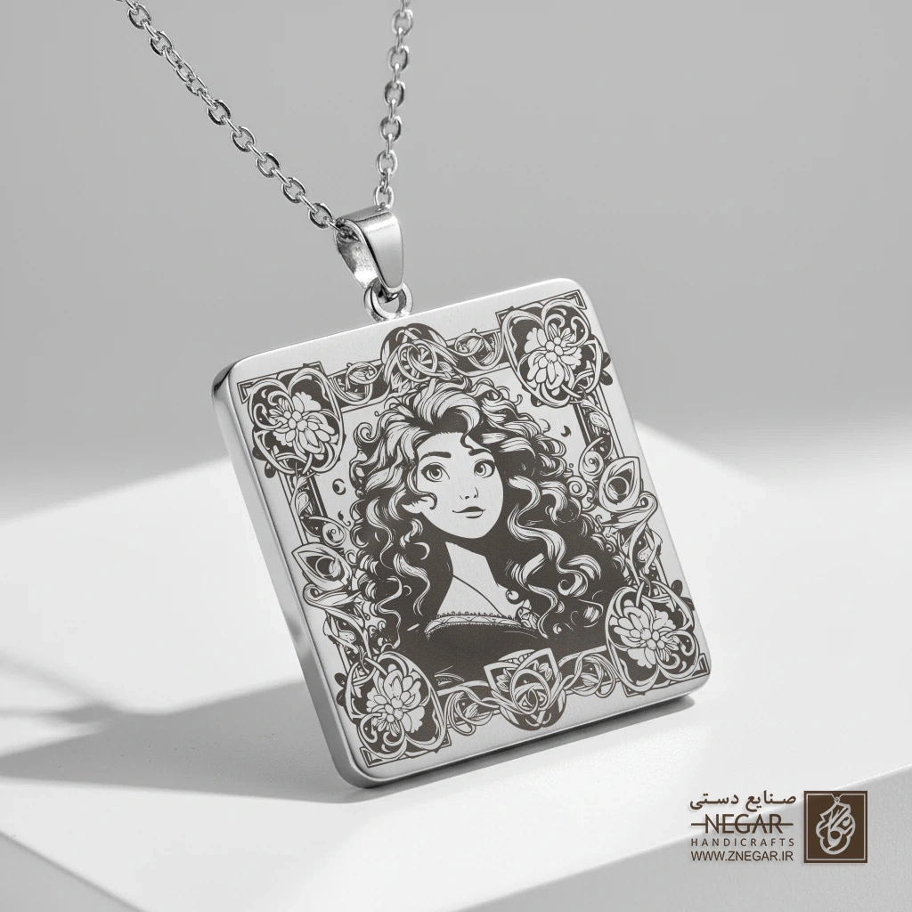 گردنبند طرح پرتره هنری مریدا (حکاکی لیزری فایبر، مدل قاب مربع) کد 500428