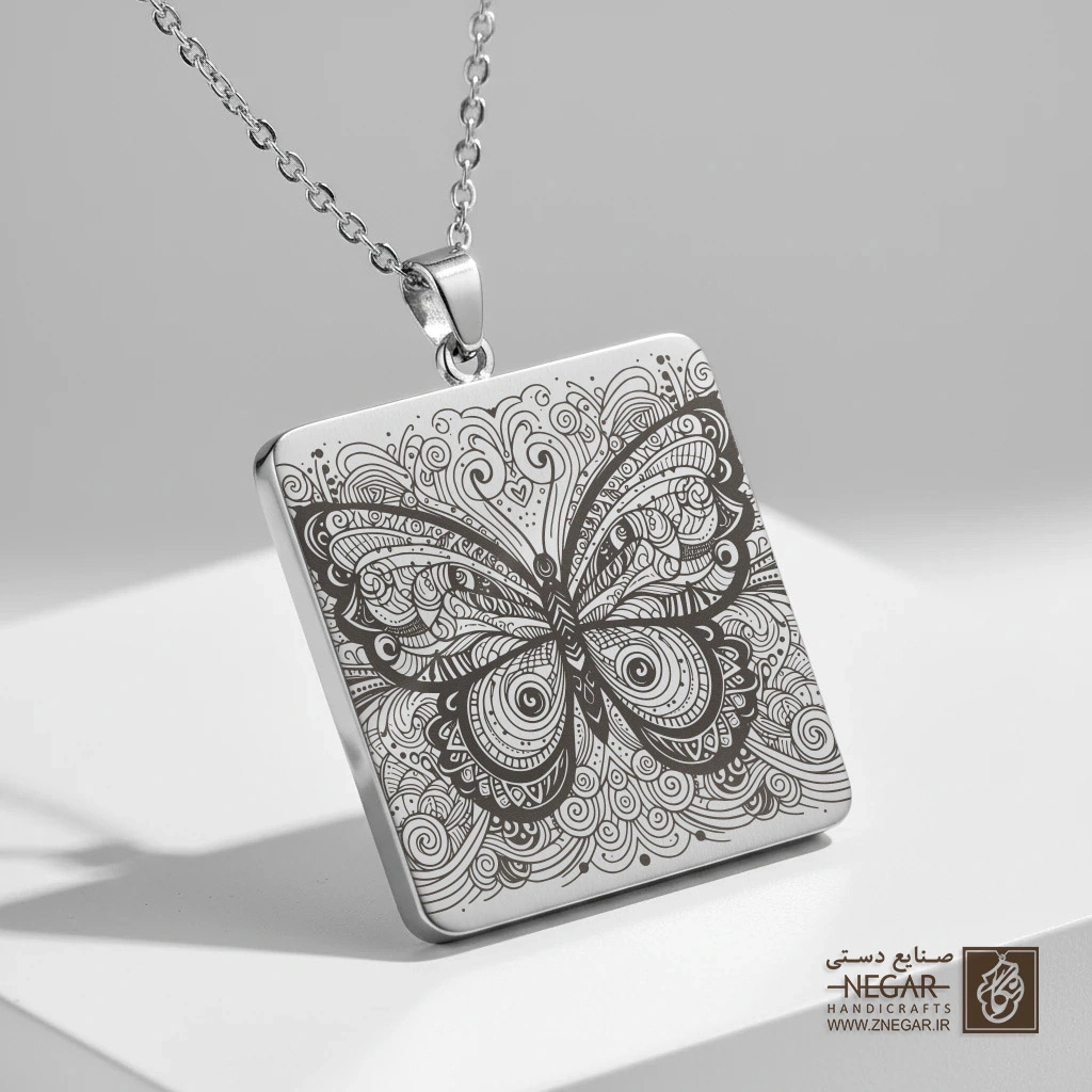 گردنبند طرح پروانه کلاسیک (حکاکی لیزری فایبر، مدل قاب مربع) کد 500447