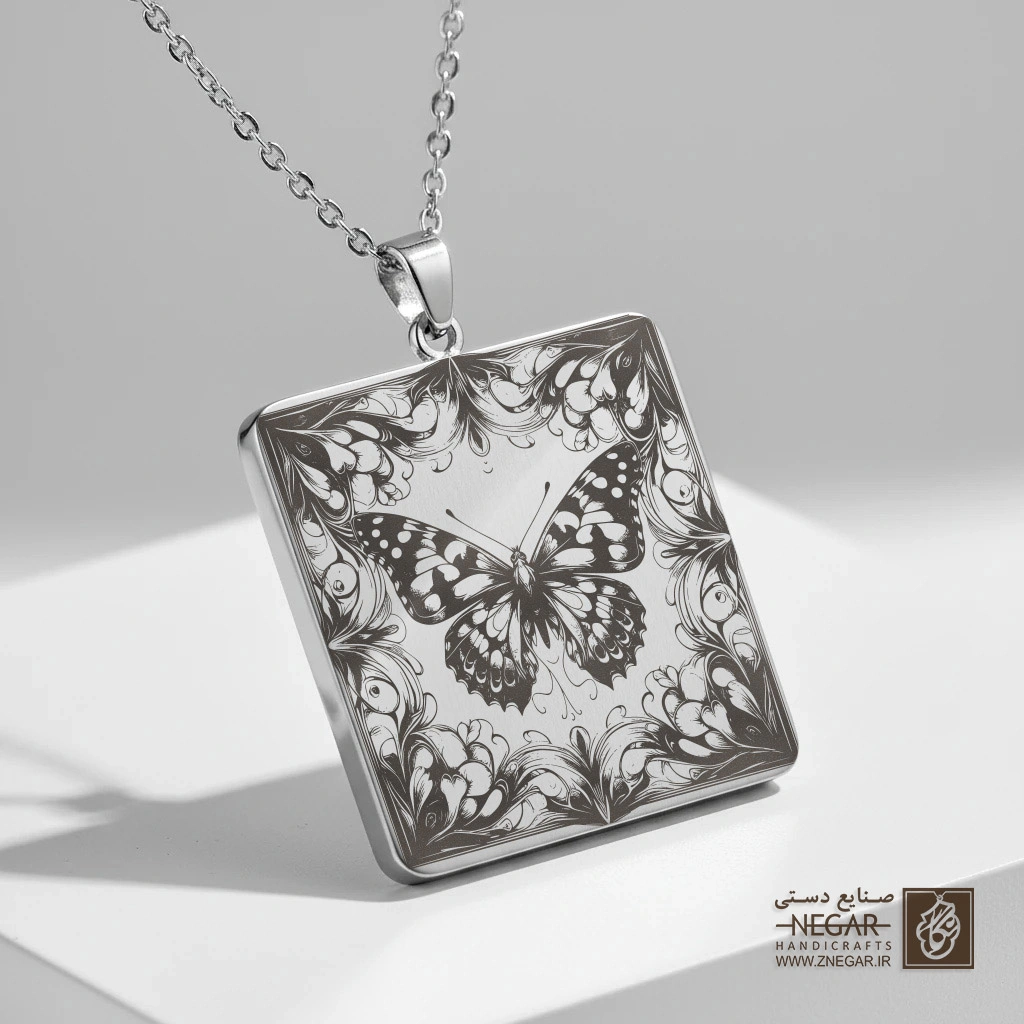 گردنبند طرح پروانه و ماندالا (حکاکی لیزری فایبر، مدل قاب مربع) کد 500448