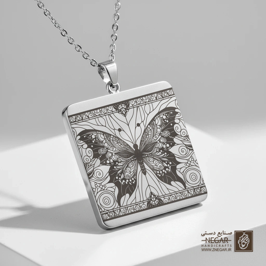 گردنبند طرح پروانه بال‌گشوده (حکاکی لیزری فایبر، مدل قاب مربع) کد 500449