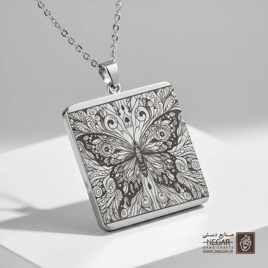 گردنبند طرح پروانه و نقش‌ونگار (حکاکی لیزری فایبر، مدل قاب مربع) کد 500454