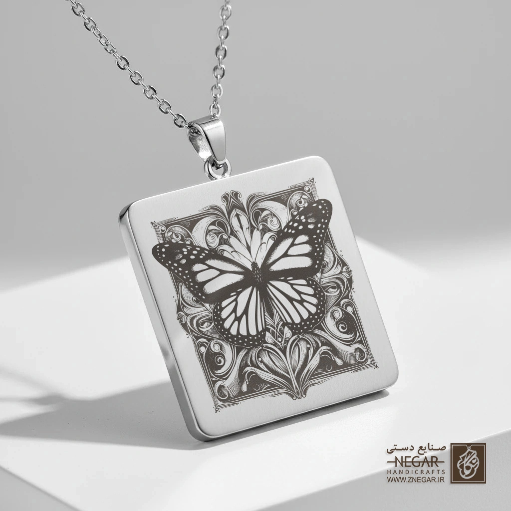 گردنبند طرح پروانه در قاب لوزی (حکاکی لیزری فایبر، مدل قاب مربع) کد 500462