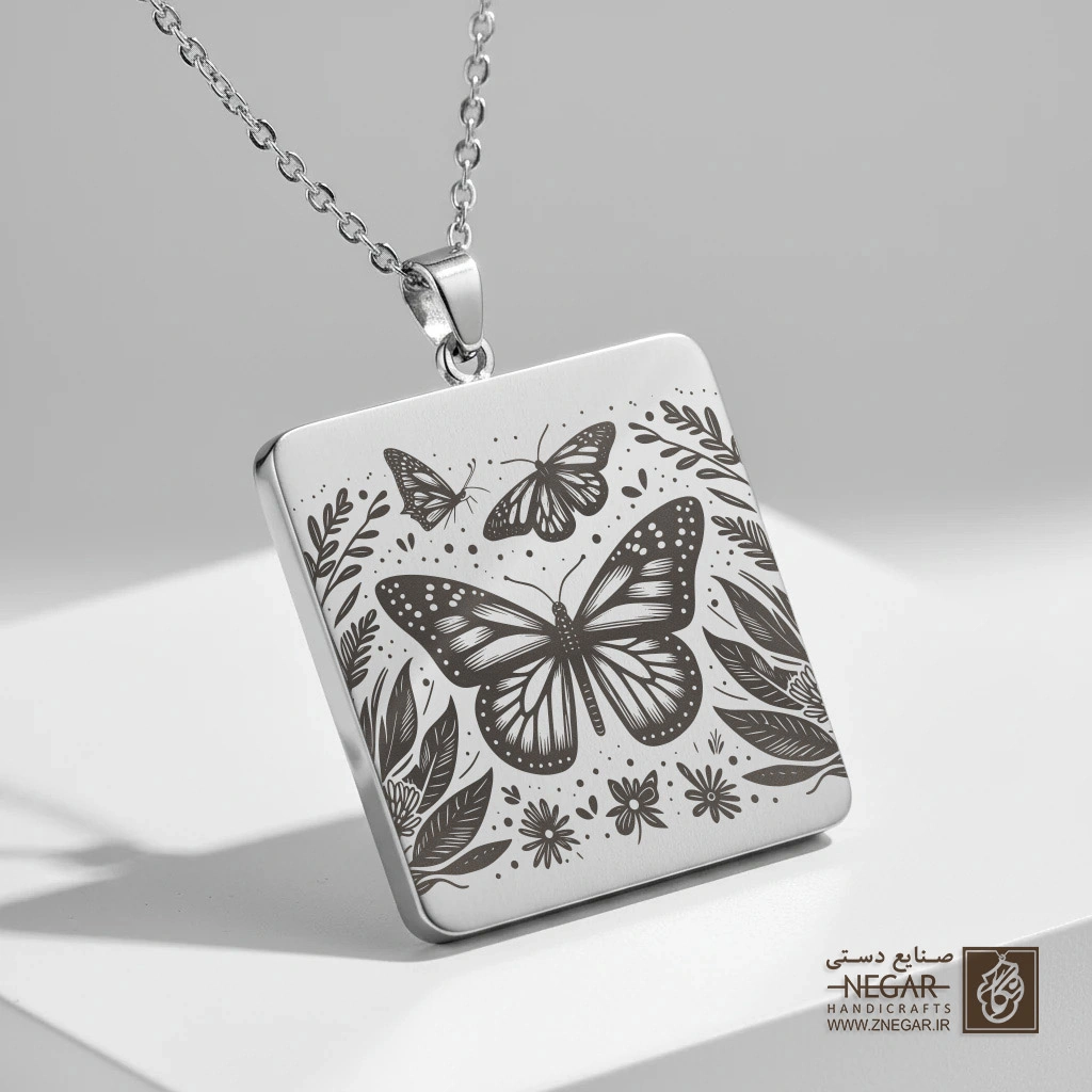 گردنبند طرح گروه پروانه‌ها (حکاکی لیزری فایبر، مدل قاب مربع) کد 500471