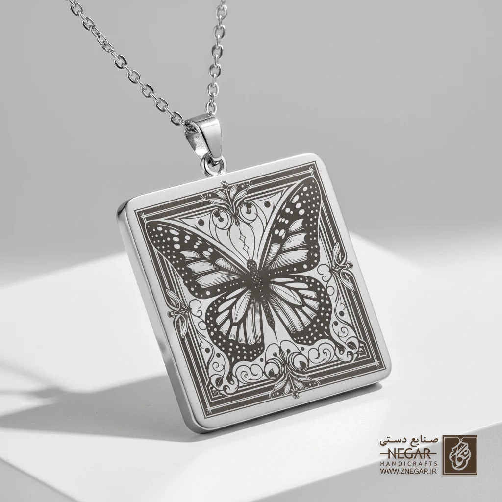 گردنبند طرح پروانه در قاب حاشیه‌دار (حکاکی لیزری فایبر، مدل قاب مربع) کد 500477