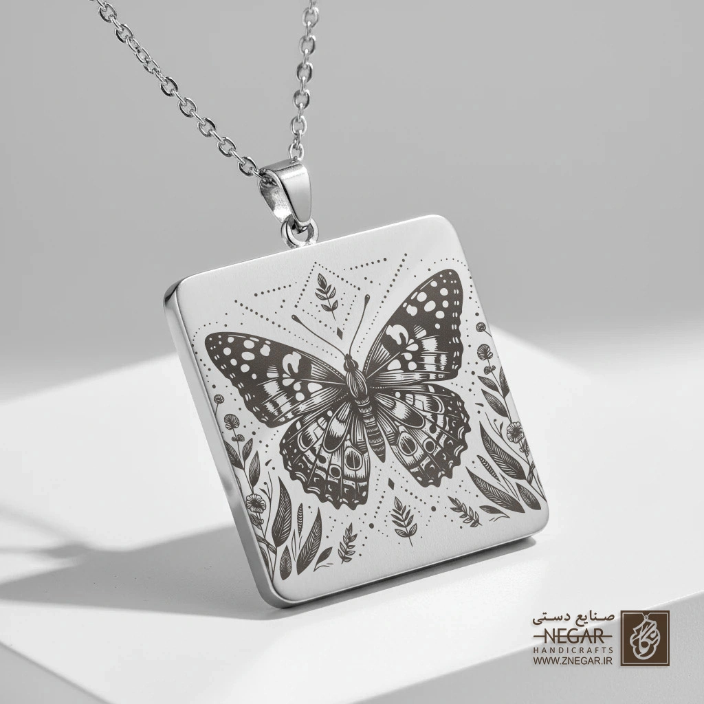 گردنبند طرح پروانه انتزاعی (حکاکی لیزری فایبر، مدل قاب مربع) کد 500478