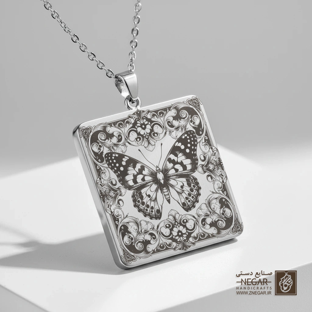 گردنبند طرح پروانه و ستاره (حکاکی لیزری فایبر، مدل قاب مربع) کد 500479