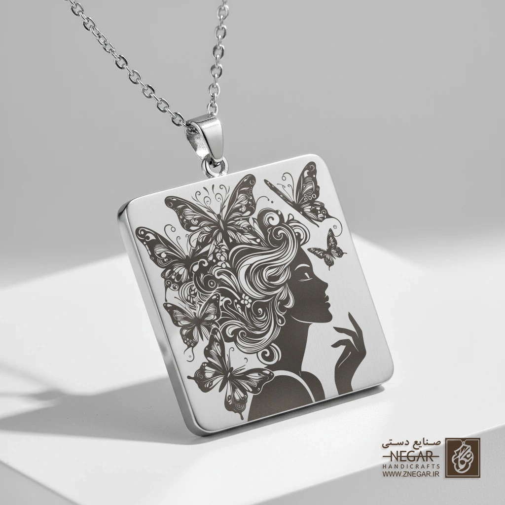 گردنبند طرح زن و پروانه‌ها (حکاکی لیزری فایبر، مدل قاب مربع) کد 500481