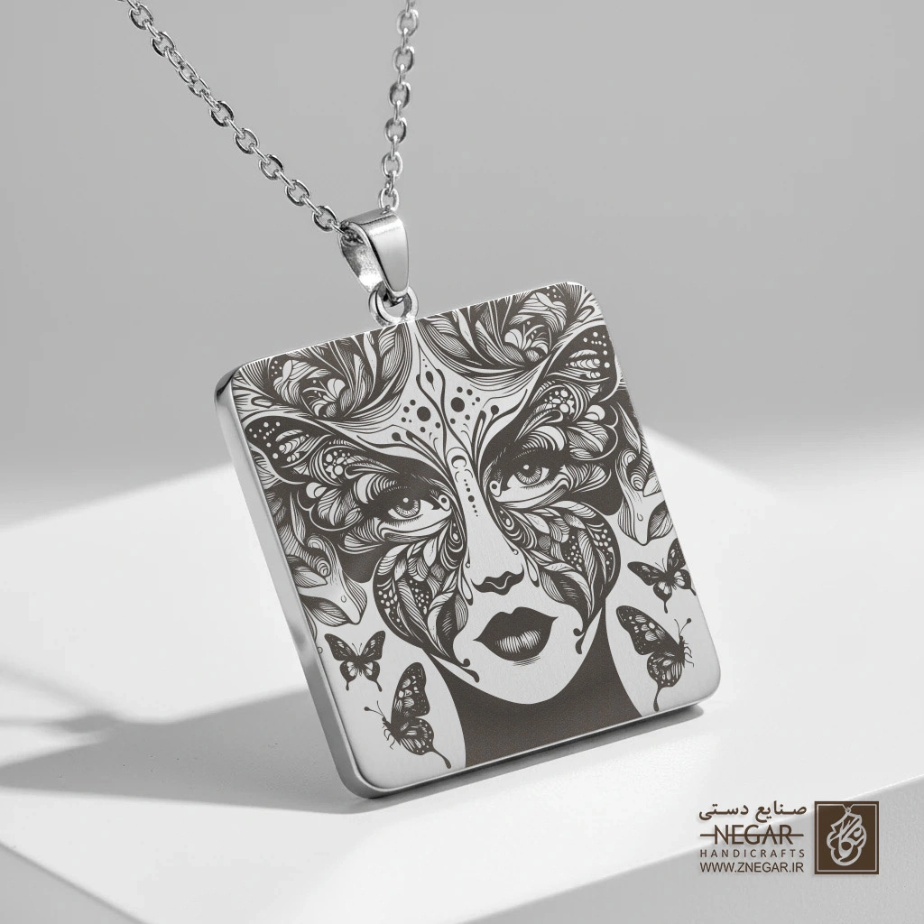 گردنبند طرح نقاب پروانه‌ای (حکاکی لیزری فایبر، مدل قاب مربع) کد 500483