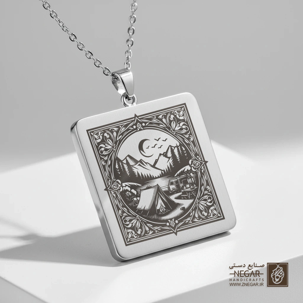 گردنبند طرح کمپ در جنگل شبانه (حکاکی لیزری فایبر، مدل قاب مربع) کد 500485