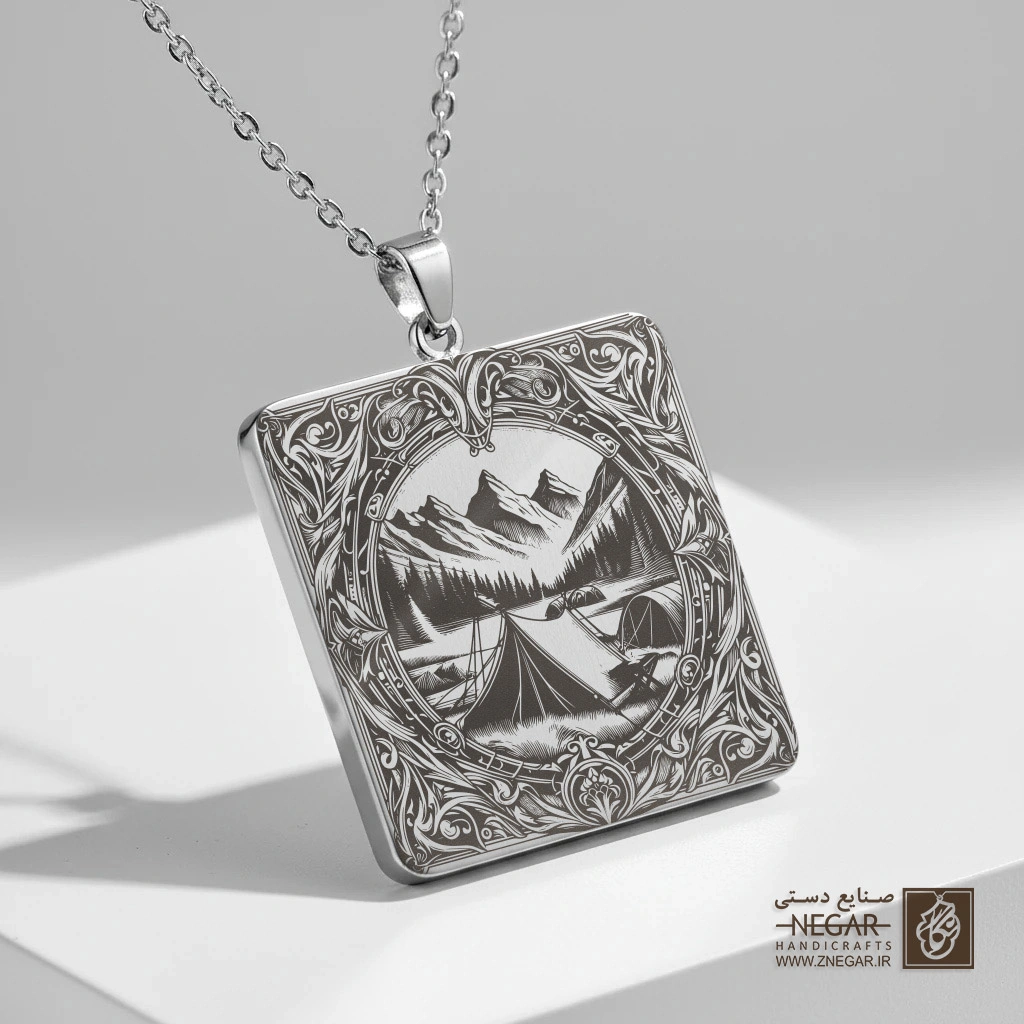 گردنبند طرح ماجراجویی در طبیعت (حکاکی لیزری فایبر، مدل قاب مربع) کد 500487