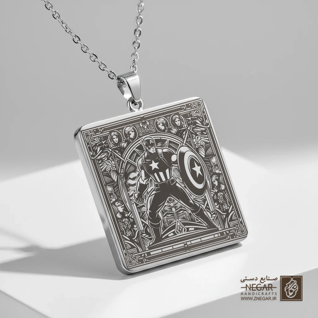 گردنبند طرح کاپیتان آمریکا و سپر (حکاکی لیزری فایبر، مدل قاب مربع) کد 500491