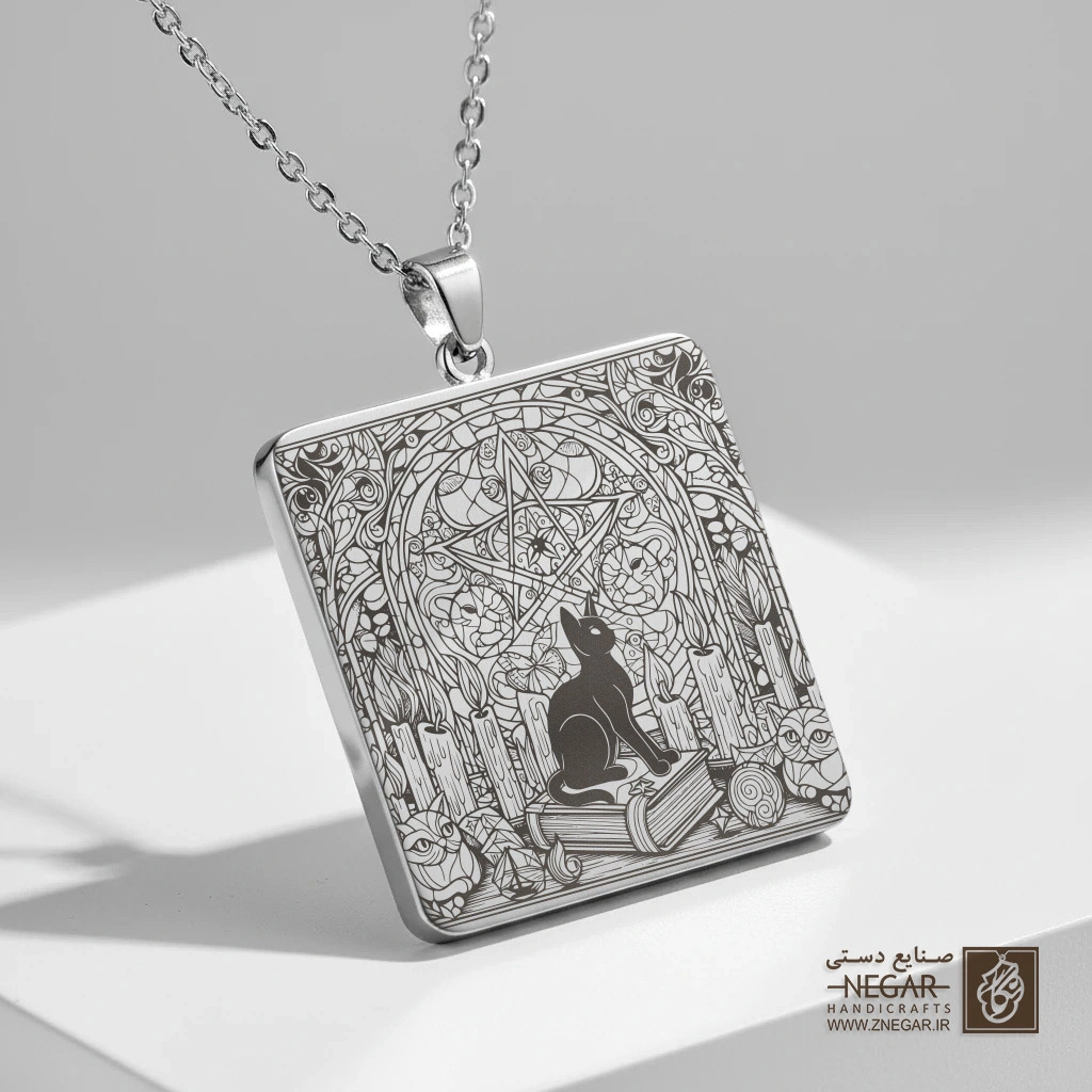 گردنبند طرح گربه سیاه و کتاب کهن (حکاکی لیزری فایبر، مدل قاب مربع) کد 500533