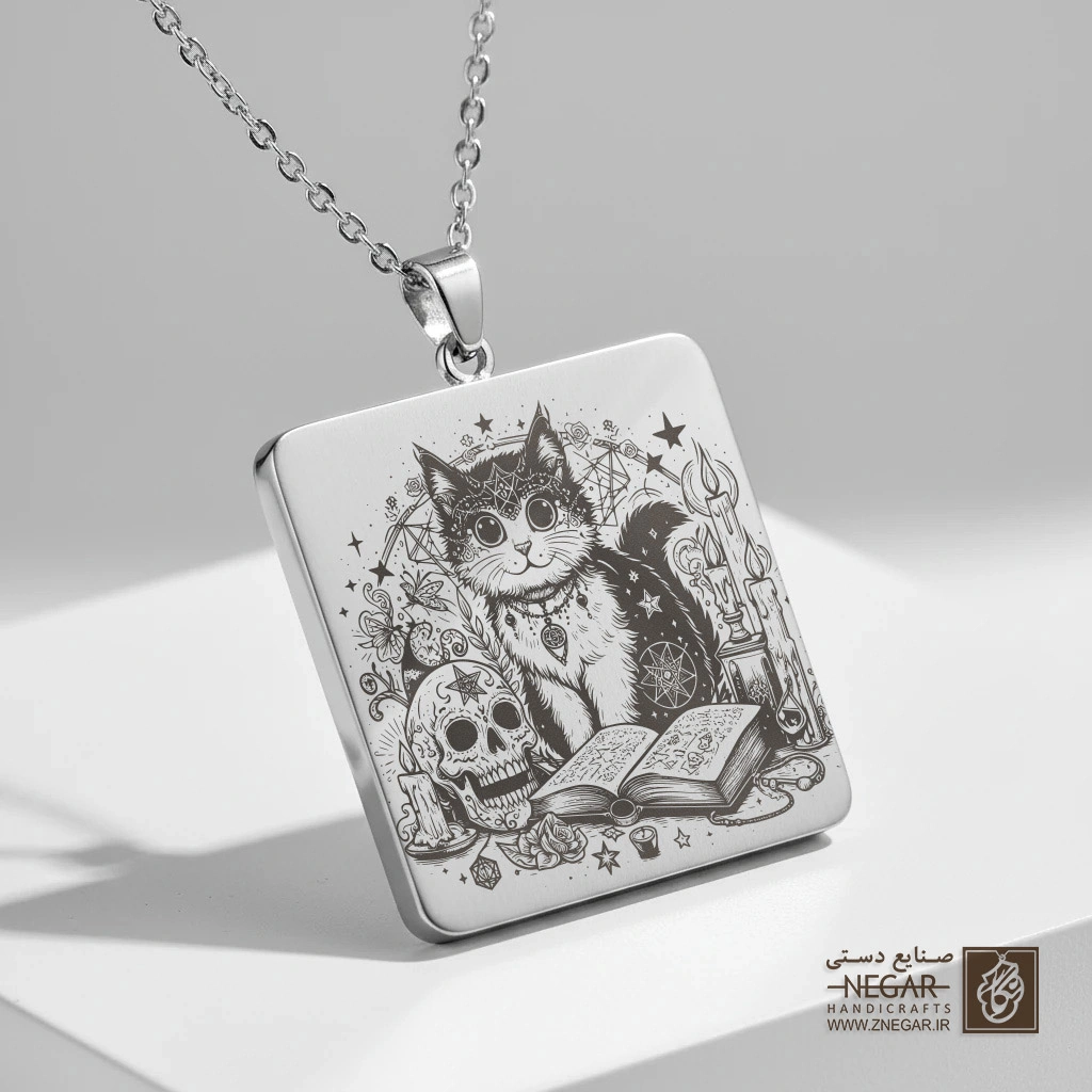 گردنبند طرح گربه با عینک و کتاب (حکاکی لیزری فایبر، مدل قاب مربع) کد 500542