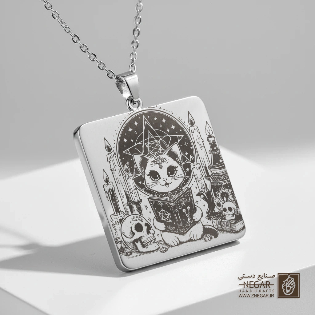 گردنبند طرح گربه در قاب مثلثی (حکاکی لیزری فایبر، مدل قاب مربع) کد 500545
