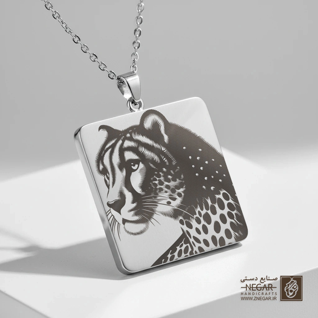گردنبند طرح نیم‌رخ رئال چیتا (حکاکی لیزری فایبر، مدل قاب مربع) کد 500554