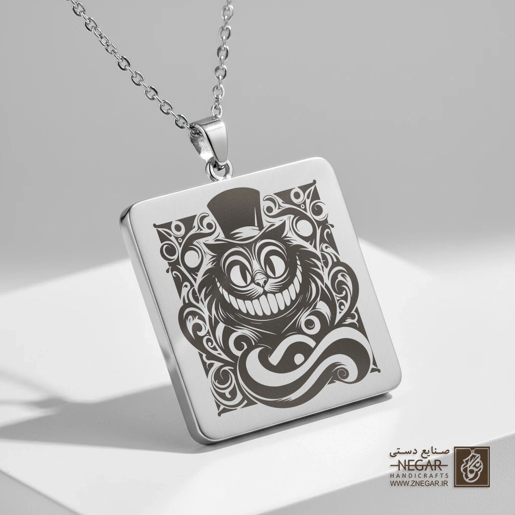 گردنبند طرح گربه چشایر (آلیس در سرزمین عجایب) (حکاکی لیزری فایبر، مدل قاب مربع) کد 500557
