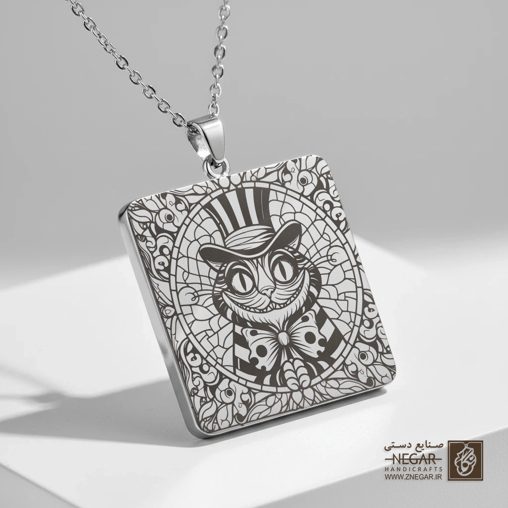 گردنبند طرح گربه چشایر با کلاه سیلندر (حکاکی لیزری فایبر، مدل قاب مربع) کد 500558