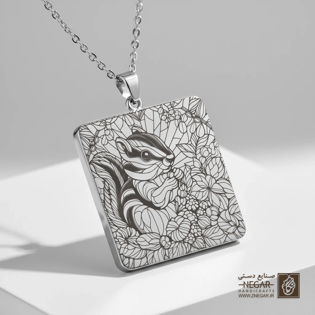 گردنبند طرح سنجاب و نقوش اسلیمی (حکاکی لیزری فایبر، مدل قاب مربع) کد 500588