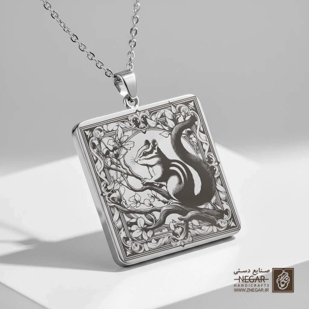 گردنبند طرح سنجاب روی شاخه (حکاکی لیزری فایبر، مدل قاب مربع) کد 500589
