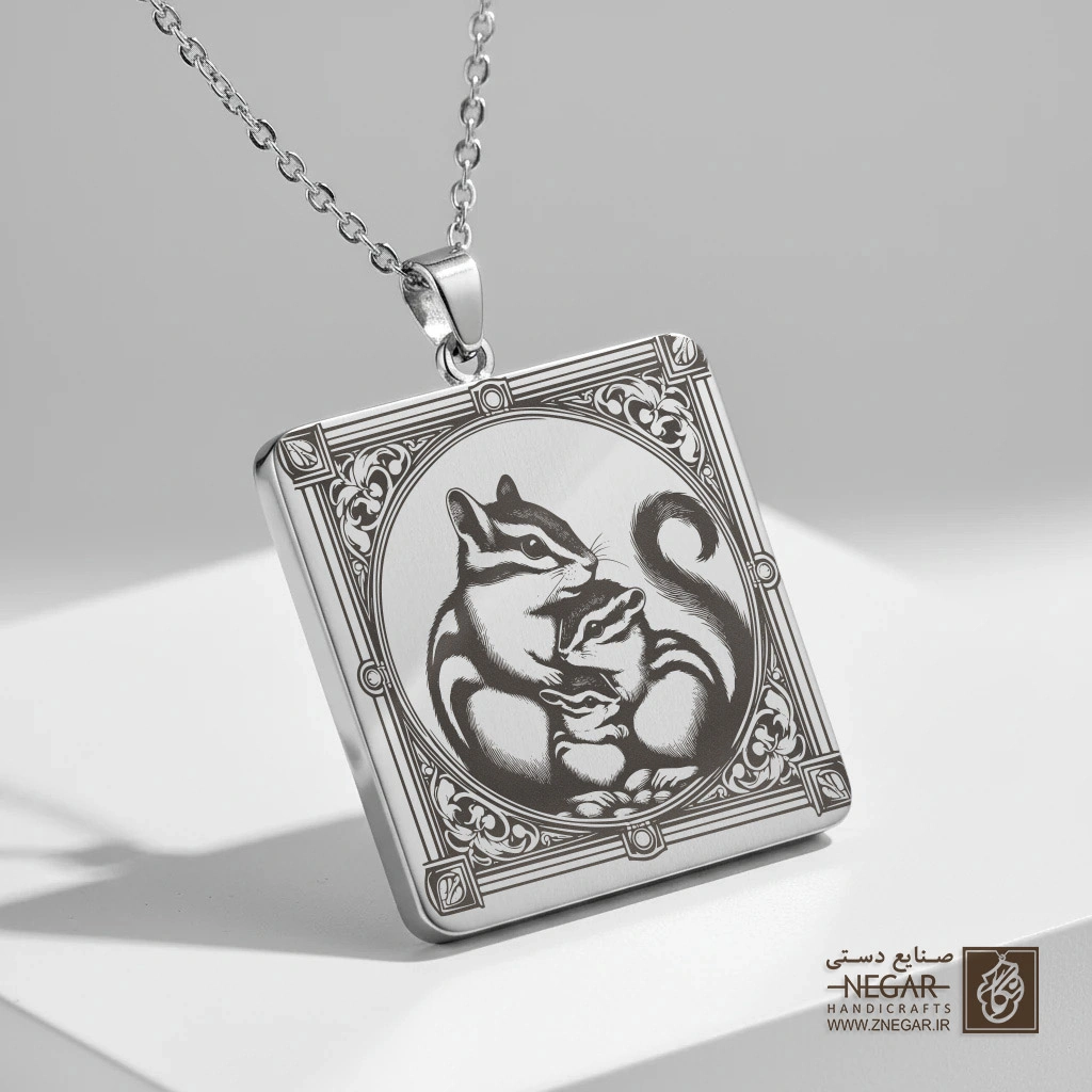 گردنبند طرح سنجاب مادر و فرزند (حکاکی لیزری فایبر، مدل قاب مربع) کد 500593