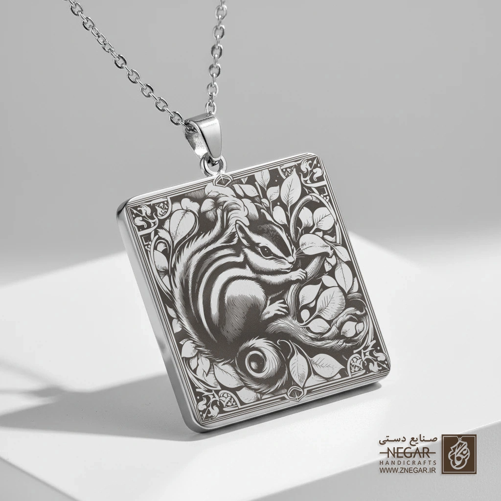 گردنبند طرح سنجاب و میوه بلوط (حکاکی لیزری فایبر، مدل قاب مربع) کد 500594