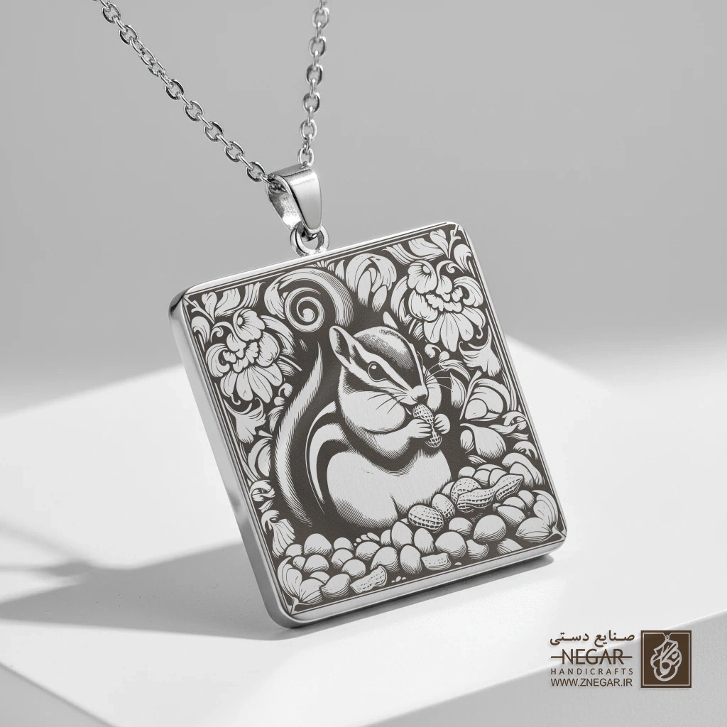 گردنبند طرح سنجاب در میان گلستان (حکاکی لیزری فایبر، مدل قاب مربع) کد 500599