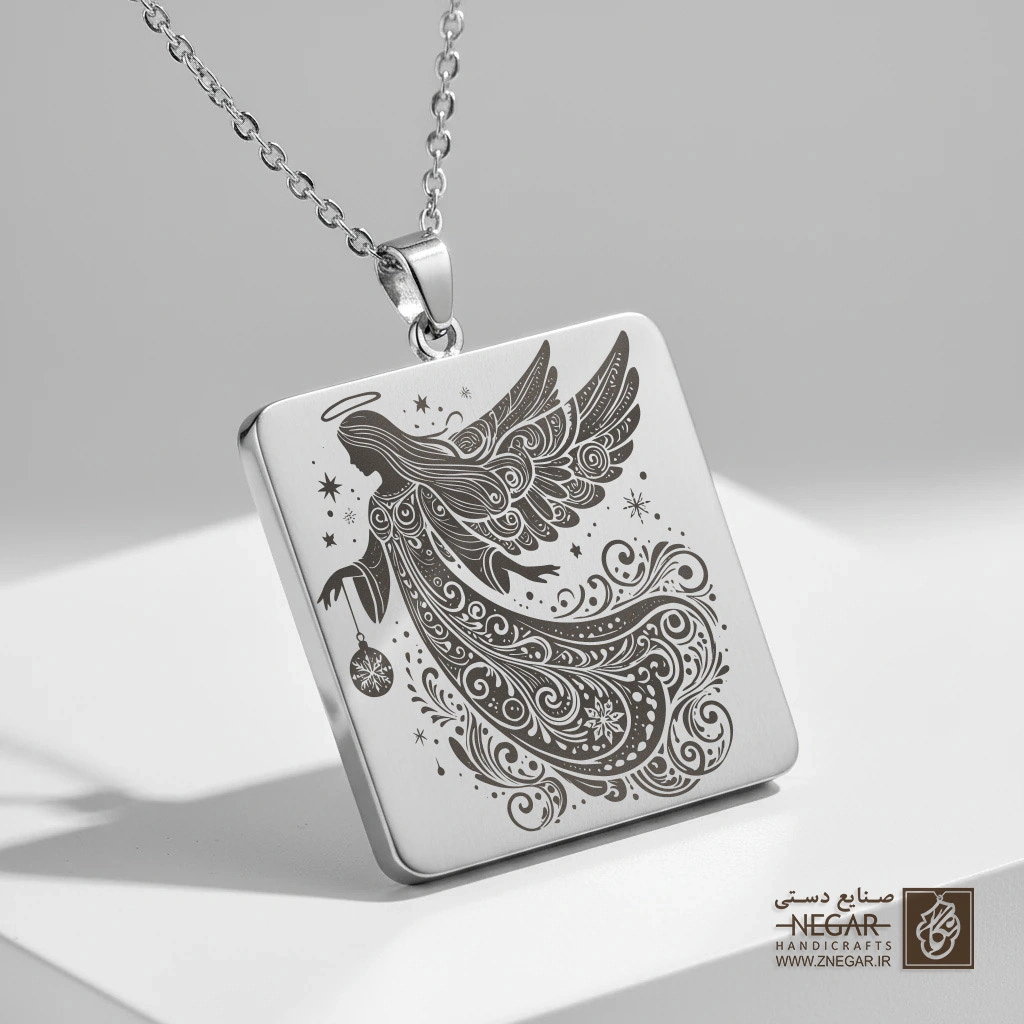 گردنبند طرح فرشته در حال پرواز (حکاکی لیزری فایبر، مدل قاب مربع) کد 500612