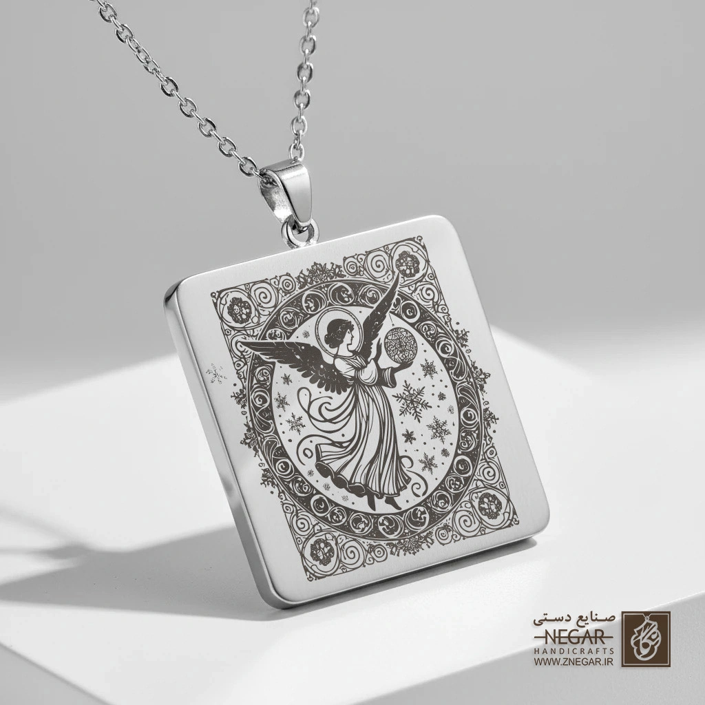 گردنبند طرح فرشته کریسمس مینیاتوری (حکاکی لیزری فایبر، مدل قاب مربع) کد 500616