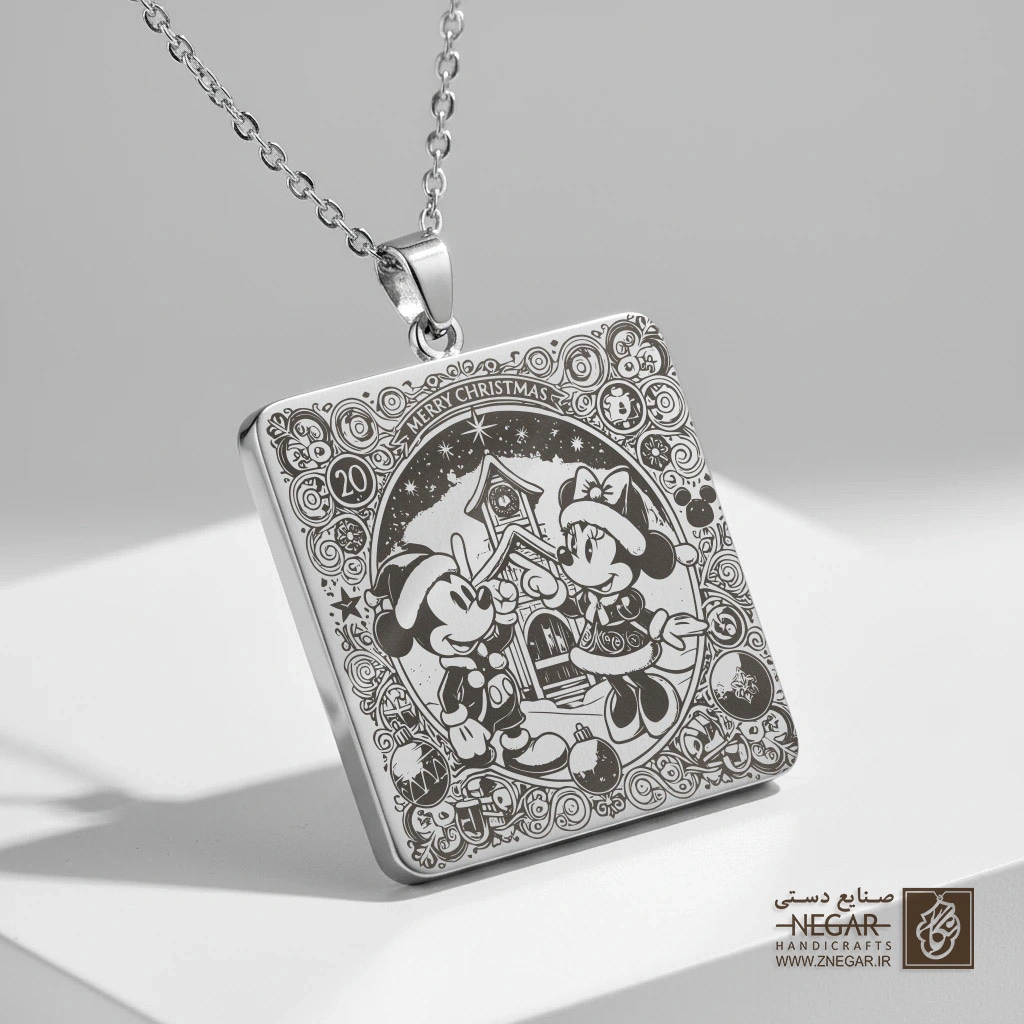 گردنبند طرح میکی موس در کلبه برفی (حکاکی لیزری فایبر، مدل قاب مربع) کد 500632