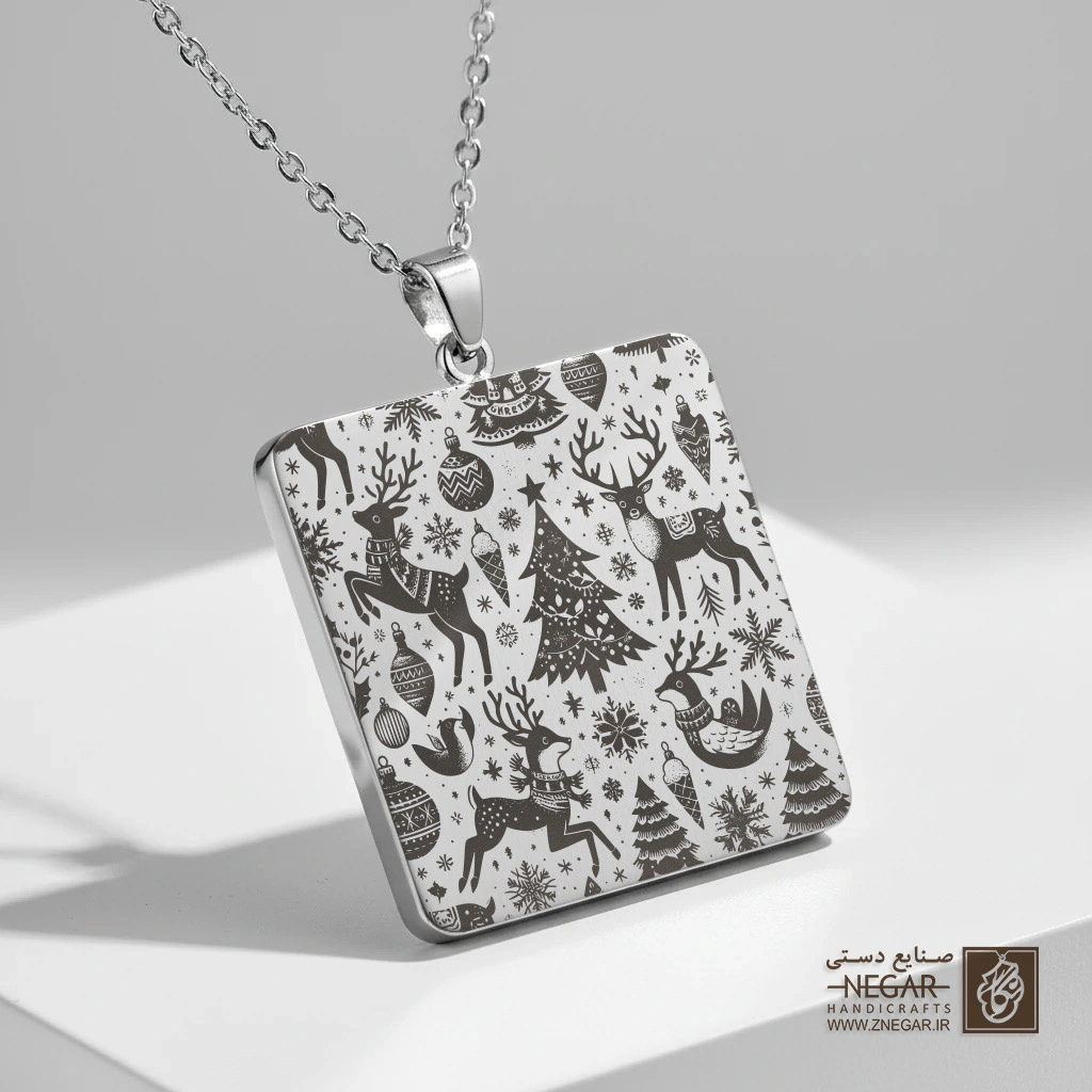 گردنبند طرح گوزن شمالی و پترن برفی (حکاکی لیزری فایبر، مدل قاب مربع) کد 500637