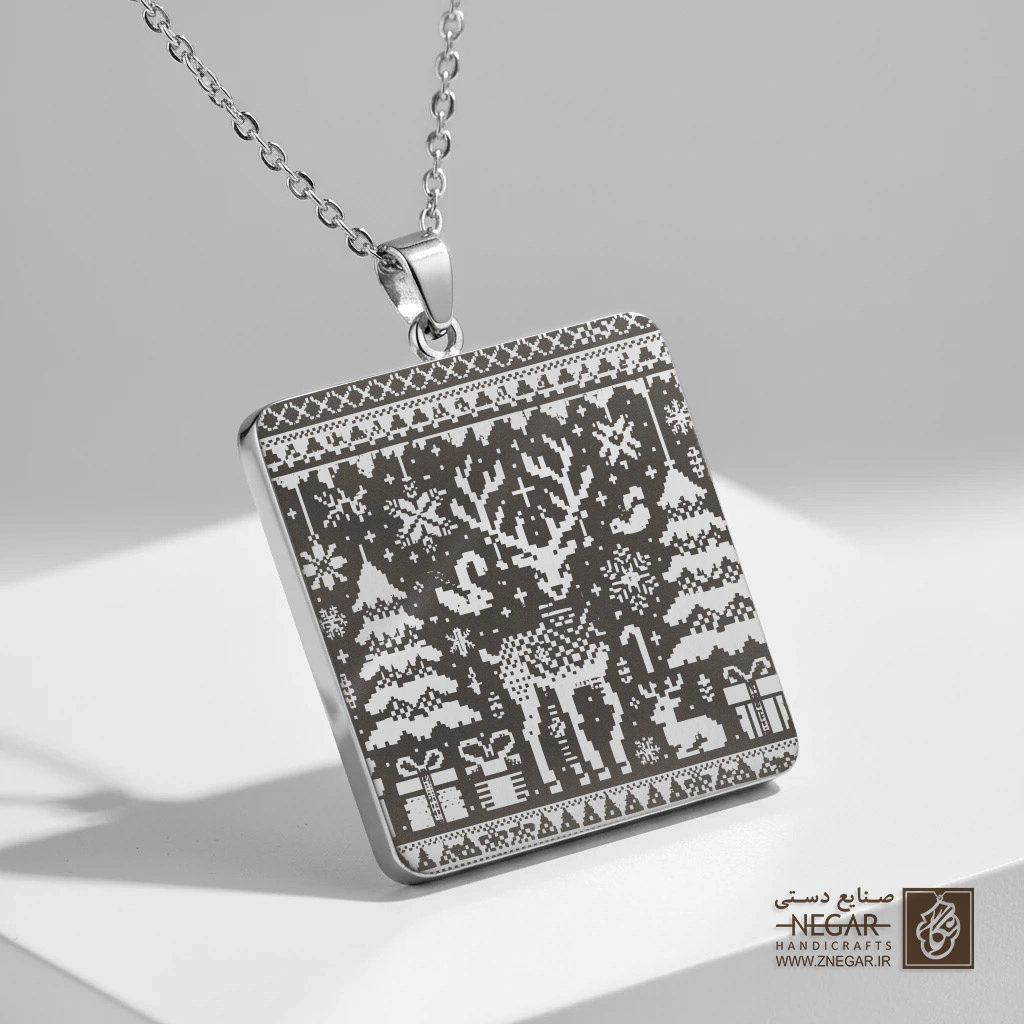 گردنبند طرح پترن کلاسیک کریسمس (حکاکی لیزری فایبر، مدل قاب مربع) کد 500641
