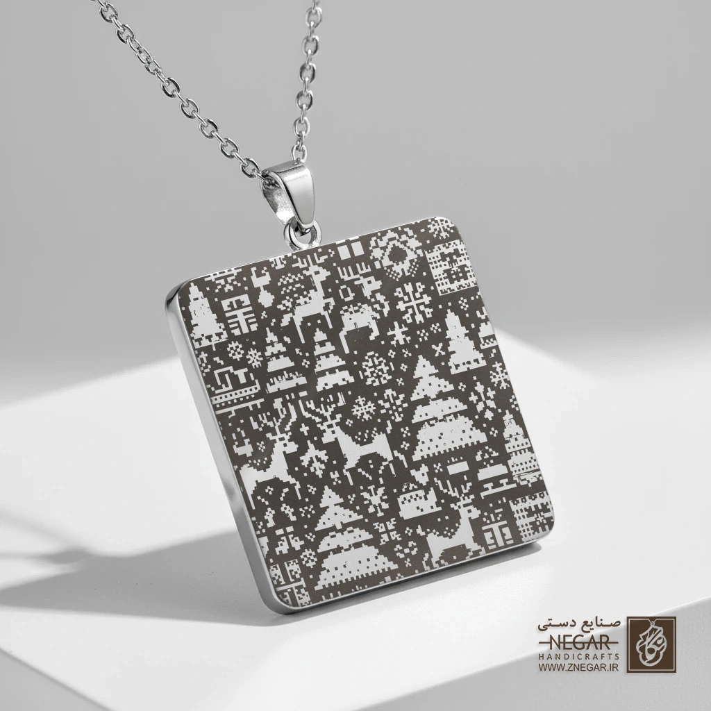 گردنبند طرح کلبه جنگلی و کاج کریسمس (حکاکی لیزری فایبر، مدل قاب مربع) کد 500645